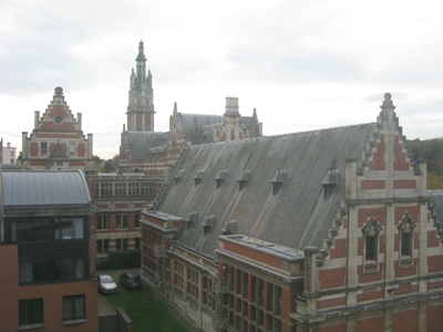 Pohled na historické budovy filozofické fakulty ULB z okna knihovny.